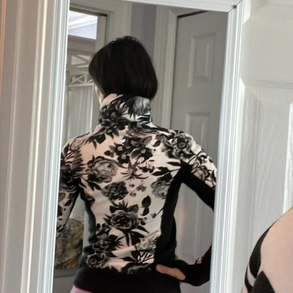 Lulu lemon sweater - Picture 3 of 11